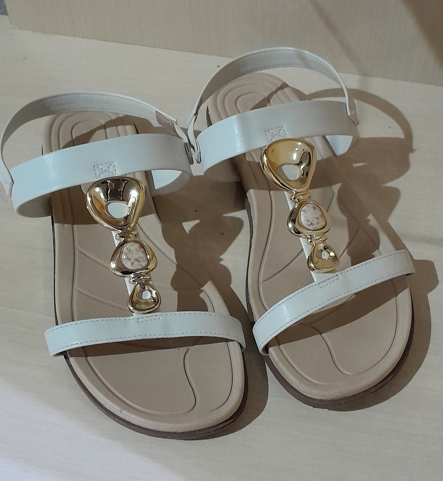 🌟 Sandália Rasteira Beira Rio Off-White com Detalhes Dourados e Pedraria 36