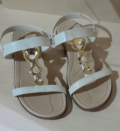🌟 Sandália Rasteira Beira Rio Off-White com Detalhes Dourados e Pedraria 36