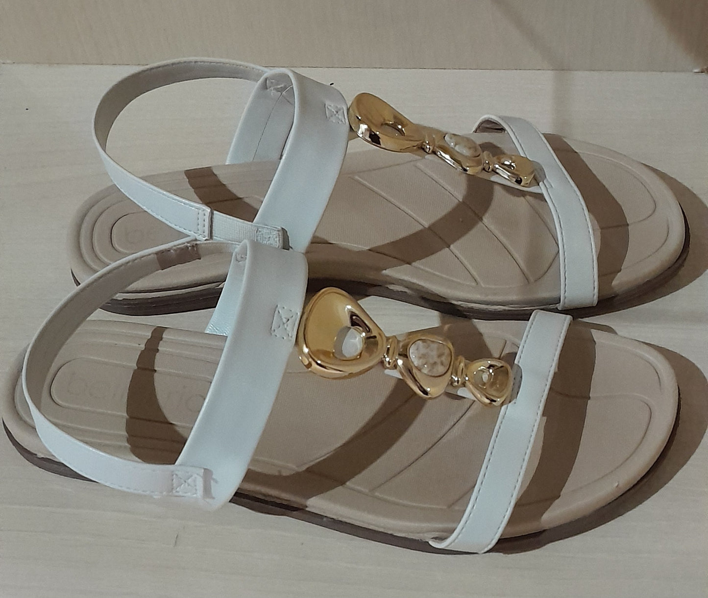🌟 Sandália Rasteira Beira Rio Off-White com Detalhes Dourados e Pedraria 36