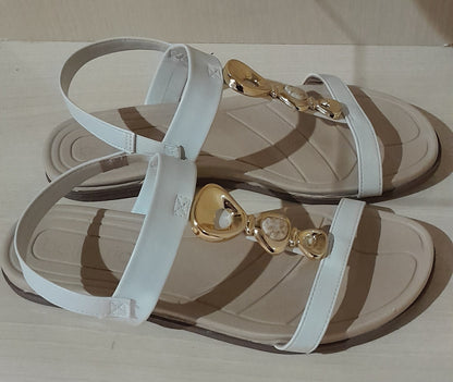 🌟 Sandália Rasteira Beira Rio Off-White com Detalhes Dourados e Pedraria 36