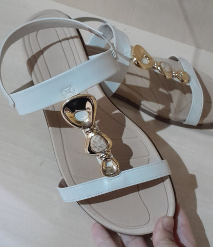 🌟 Sandália Rasteira Beira Rio Off-White com Detalhes Dourados e Pedraria 36