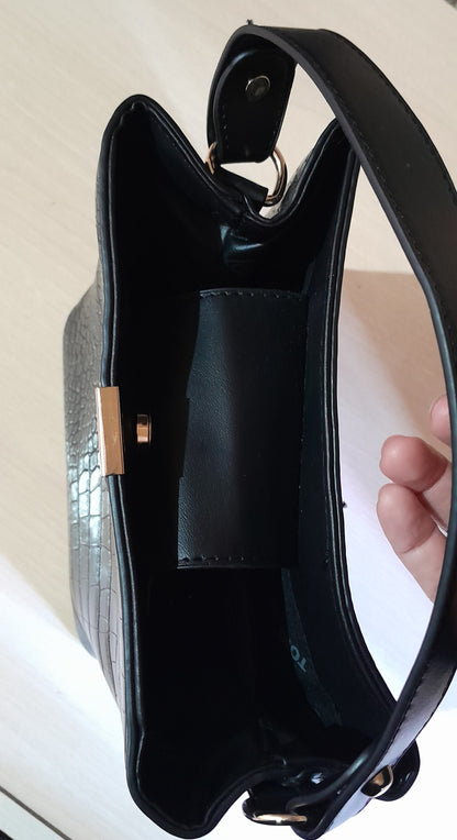 Bolsa de Mão e Transversal com Textura Croco - Preta