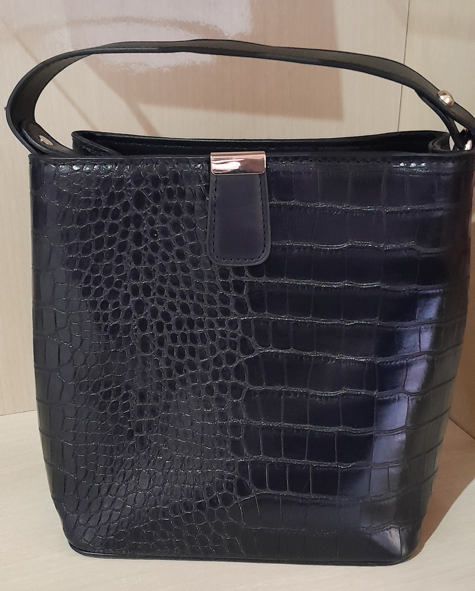 Bolsa de Mão e Transversal com Textura Croco - Preta