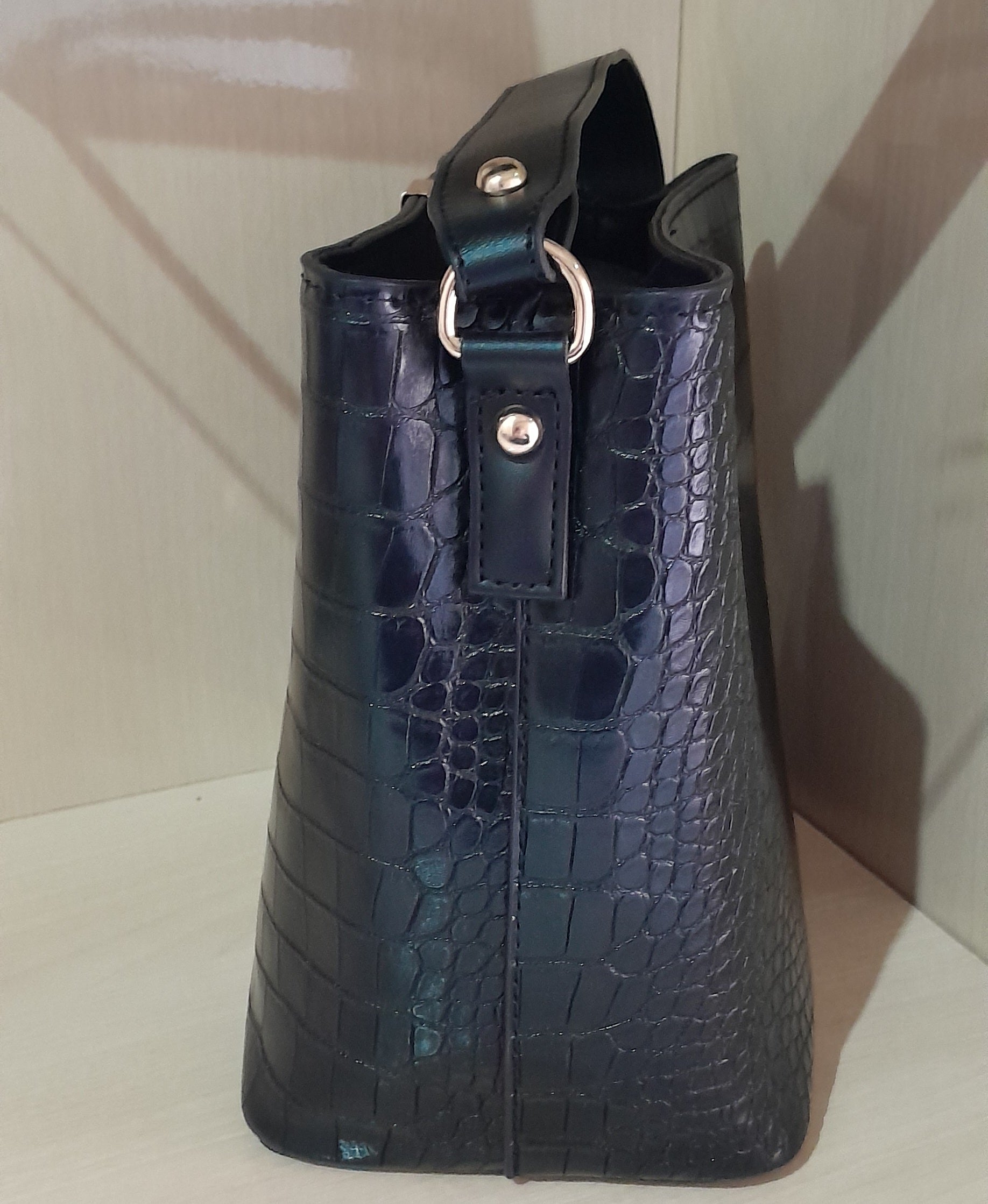 Bolsa de Mão e Transversal com Textura Croco - Preta