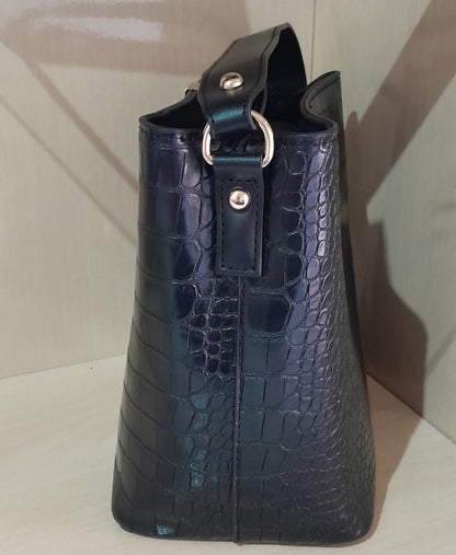 Bolsa de Mão e Transversal com Textura Croco - Preta
