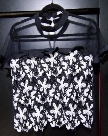 Blusinha Delicada em Renda com Detalhes em Tule tam P