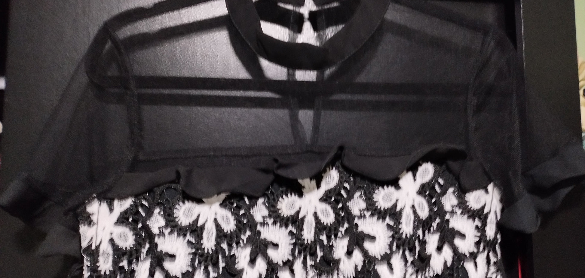 Blusinha Delicada em Renda com Detalhes em Tule tam P