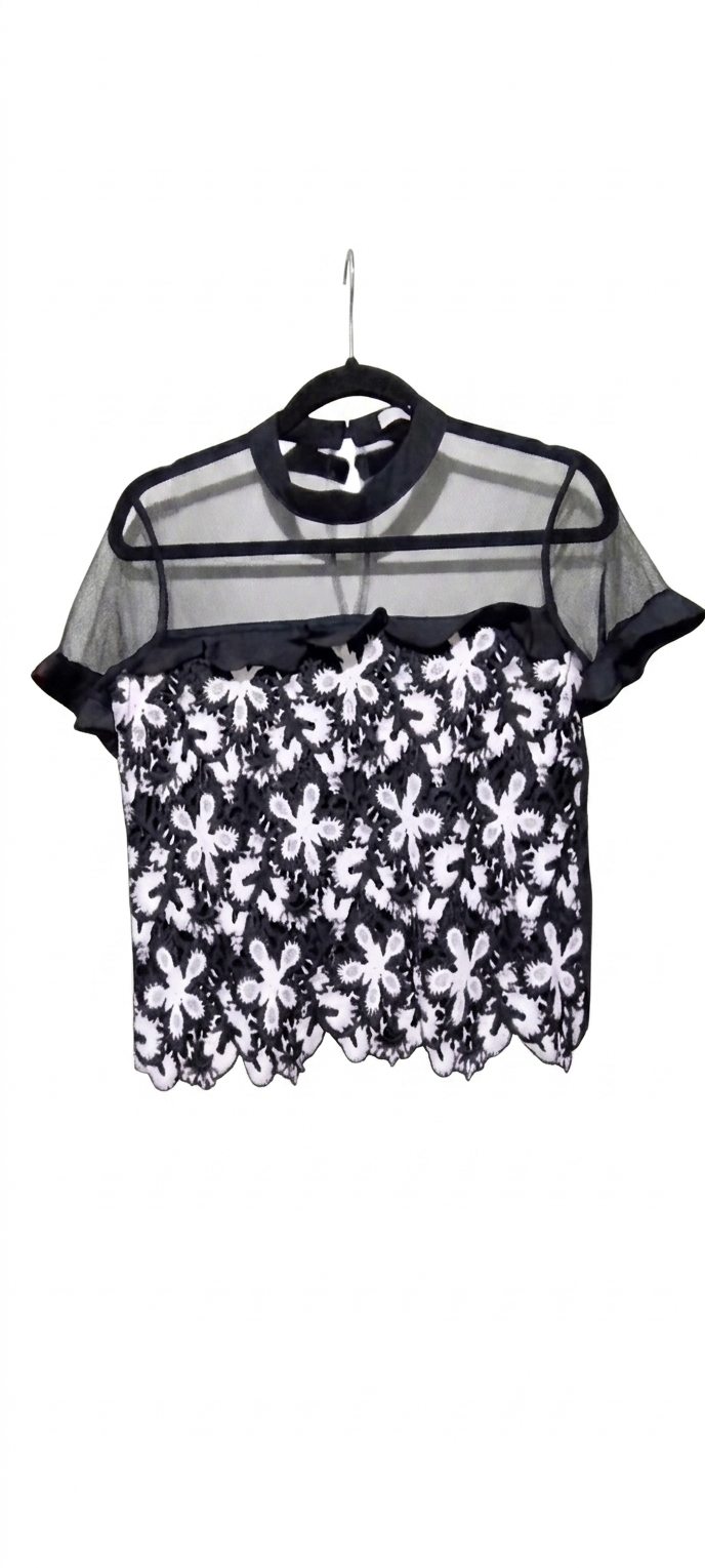 Blusinha Delicada em Renda com Detalhes em Tule tam P