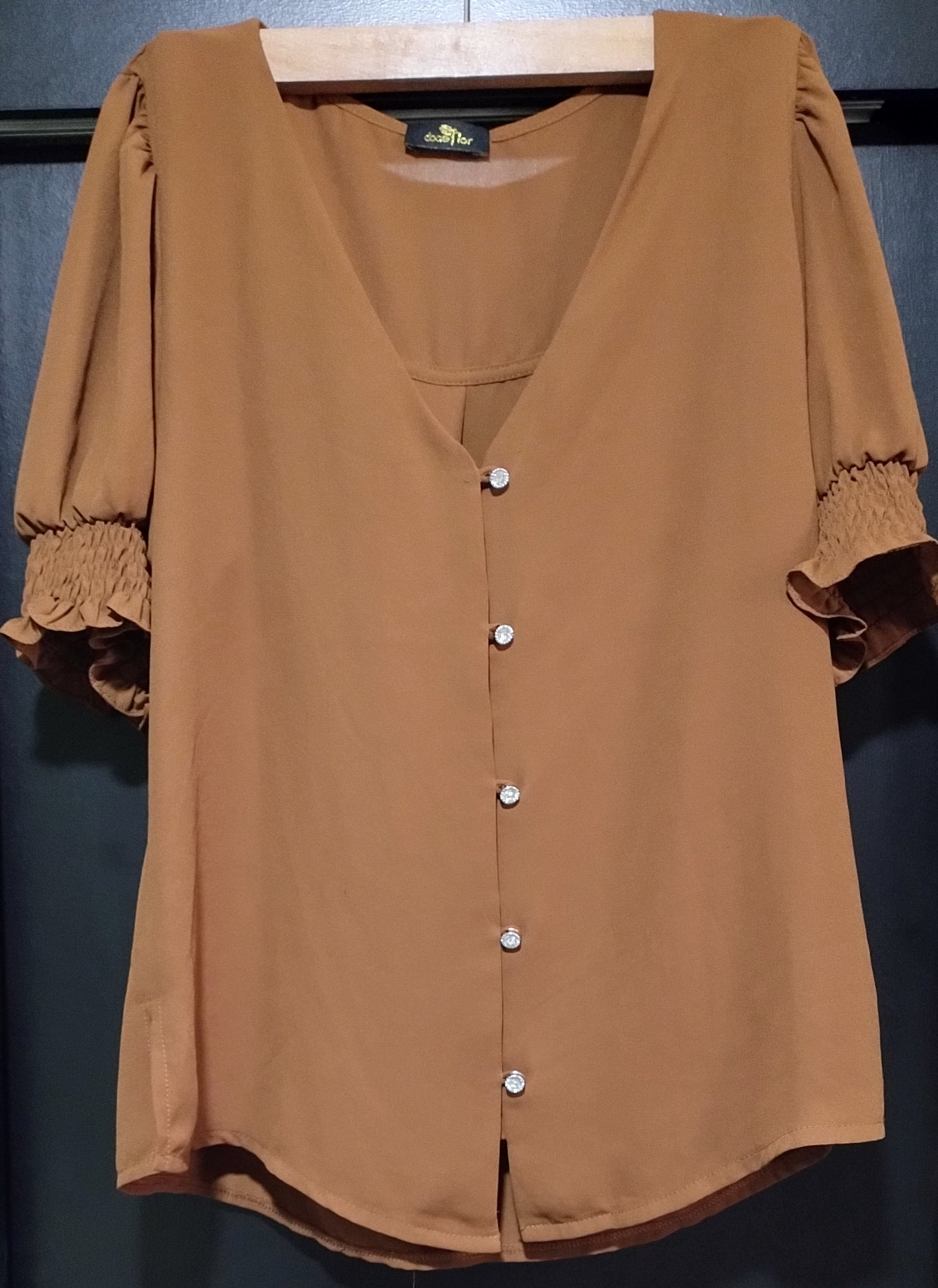 Blusa Social em Crepe Marrom – Manga Princesa e Botões Pedraria (Tam G)