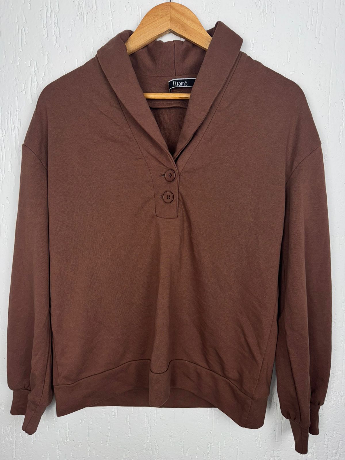 Blusa de Moletom Da Marca Mamo Original com Gola Xale e Botões – Marrom Tamanho:M