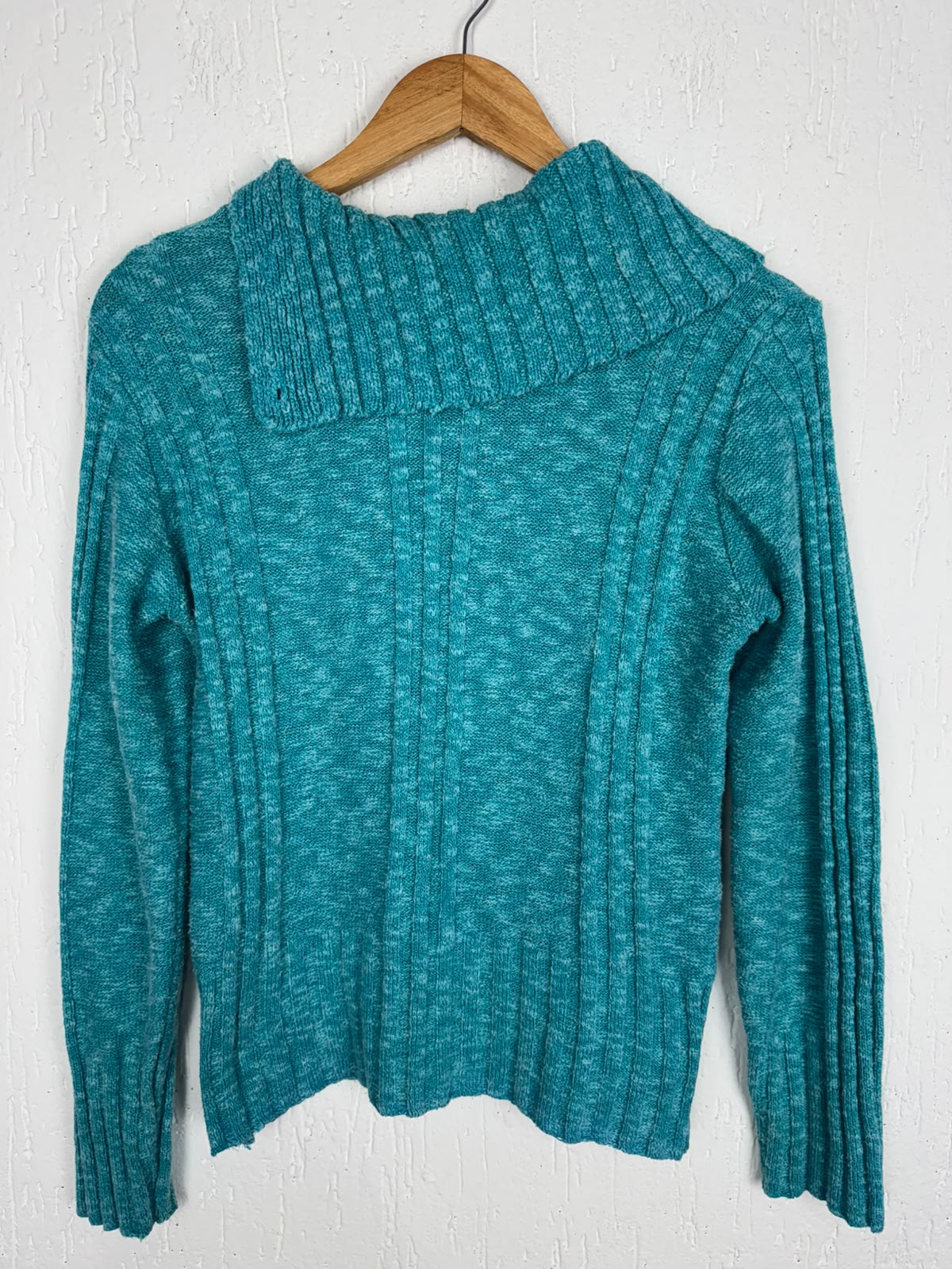 Blusa em Tricot Canelado com Gola Assimétrica e Botões – Verde Petróleo Tamanho M/G