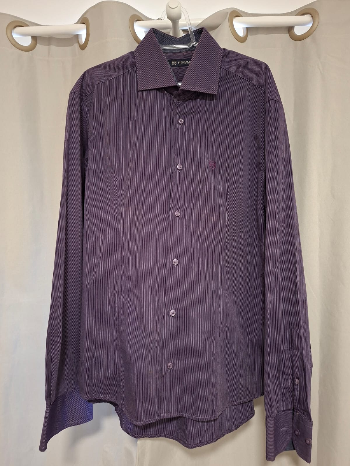 Camisa masculina da Buckman, apresenta um padrão listrado em tons de lilás, tamanho M, em ótimo estado!!!