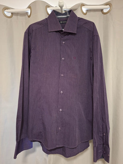 Camisa masculina da Buckman, apresenta um padrão listrado em tons de lilás, tamanho M, em ótimo estado!!!