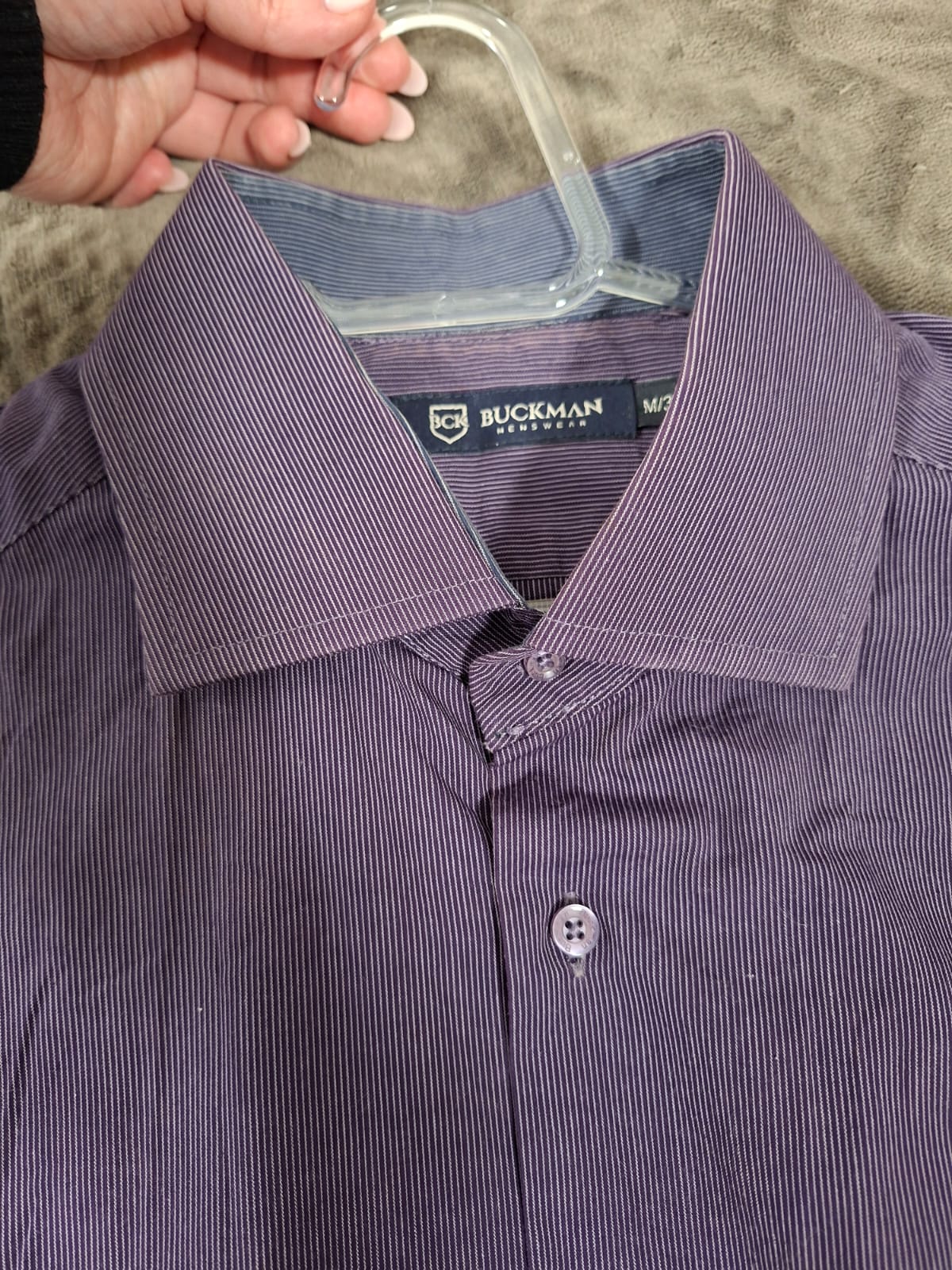 Camisa masculina da Buckman, apresenta um padrão listrado em tons de lilás, tamanho M, em ótimo estado!!!