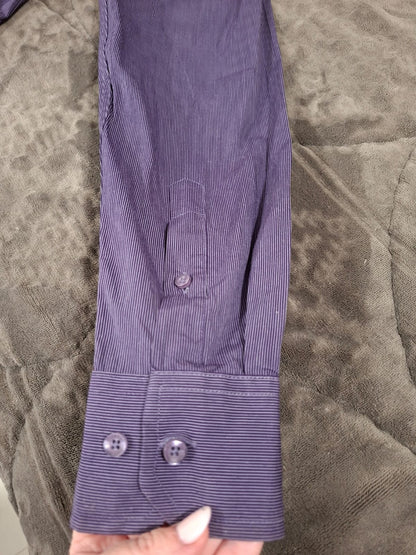 Camisa masculina da Buckman, apresenta um padrão listrado em tons de lilás, tamanho M, em ótimo estado!!!