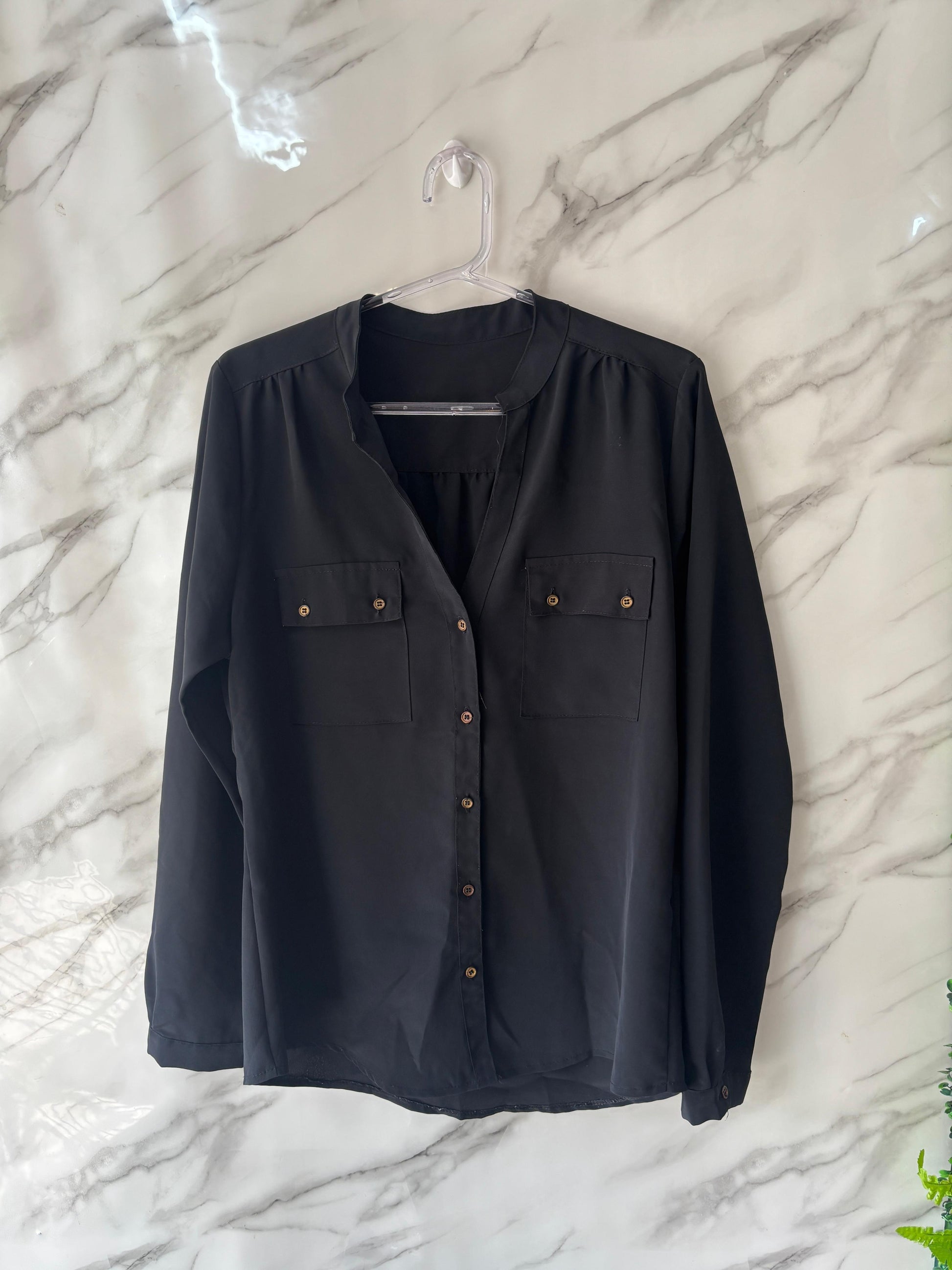 Camisa Social Preta com Botões Dourados e Bolsos Frontais – Manga Longa