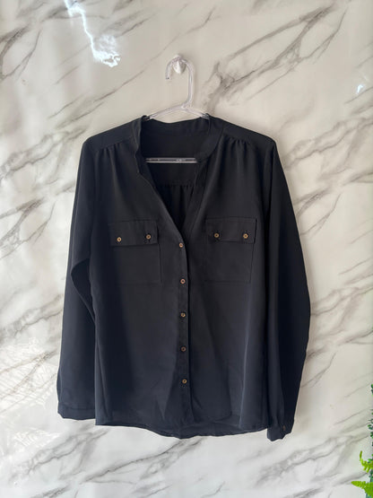 Camisa Social Preta com Botões Dourados e Bolsos Frontais – Manga Longa