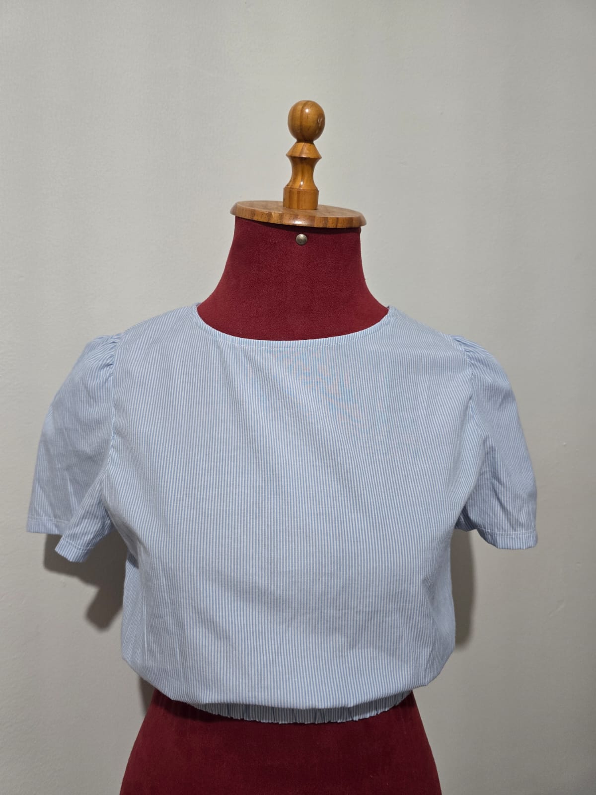 Cropped Listrado Azul e Branco com Manga Bufante