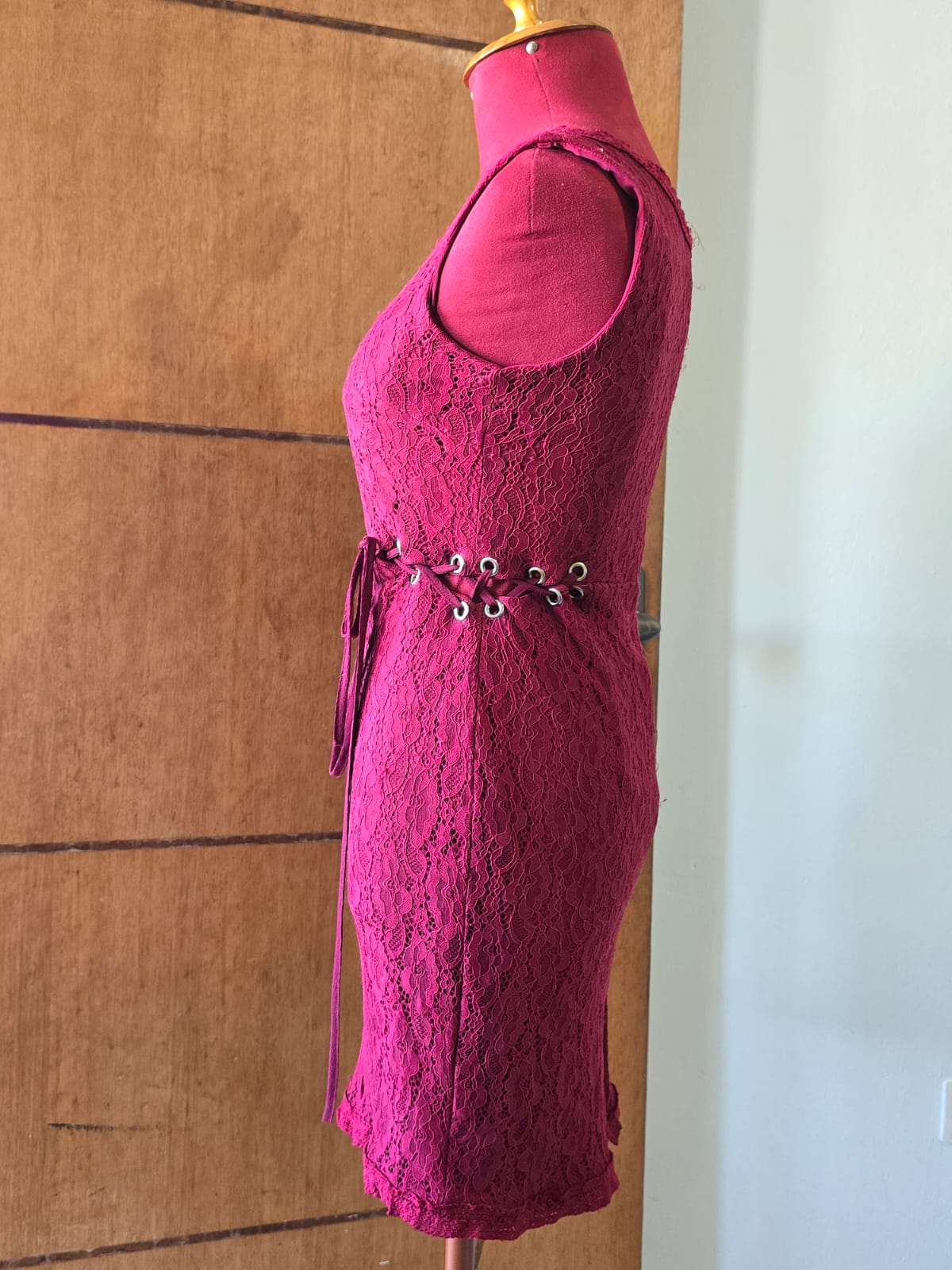 Vestido de Renda Vinho DWZ – Modelo Justo com Amarração