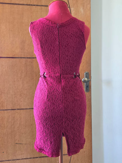 Vestido de Renda Vinho DWZ – Modelo Justo com Amarração