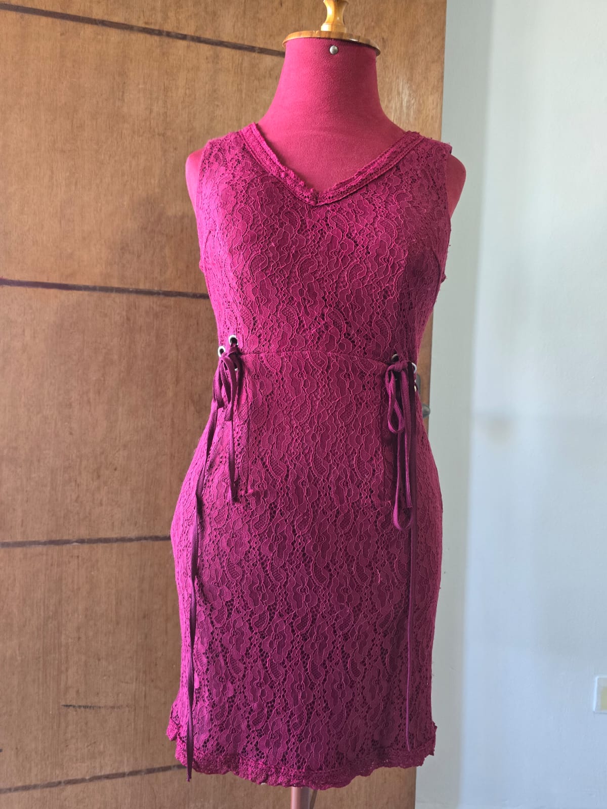Vestido de Renda Vinho DWZ – Modelo Justo com Amarração