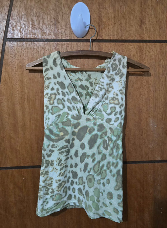 Regata em Poliamida Animal Print Onça Verde – Decote V Transpassado
