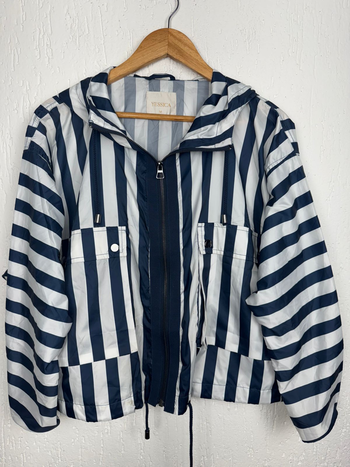 Jaqueta Corta-Vento Listrada com Capuz – Estilo Streetwear Tamanho GG