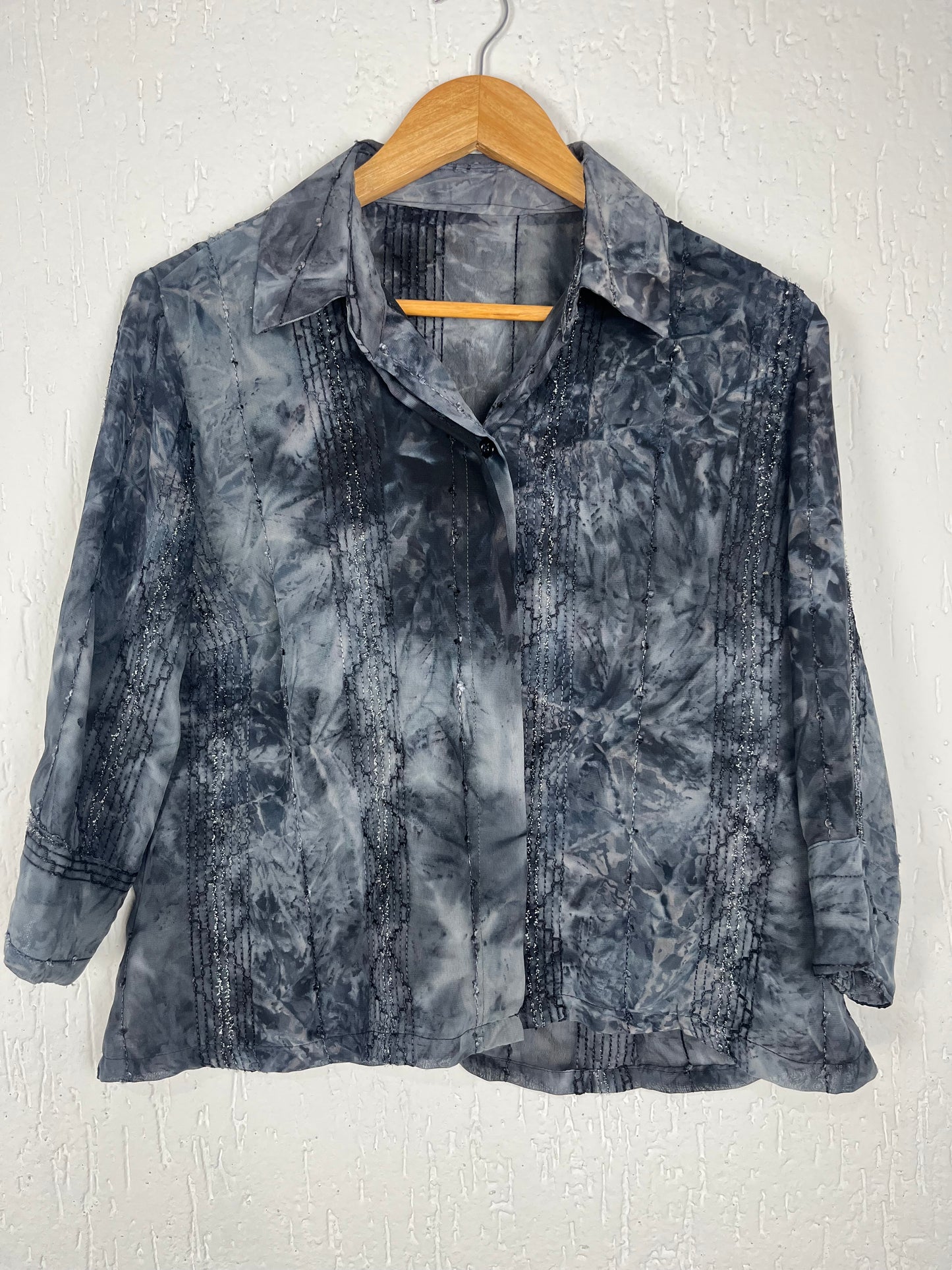 Camisa Gótica Boho Tie-Dye com Brilho e Textura