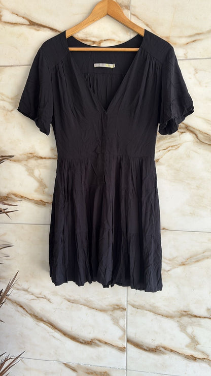 Vestido curto preto manga princesa
