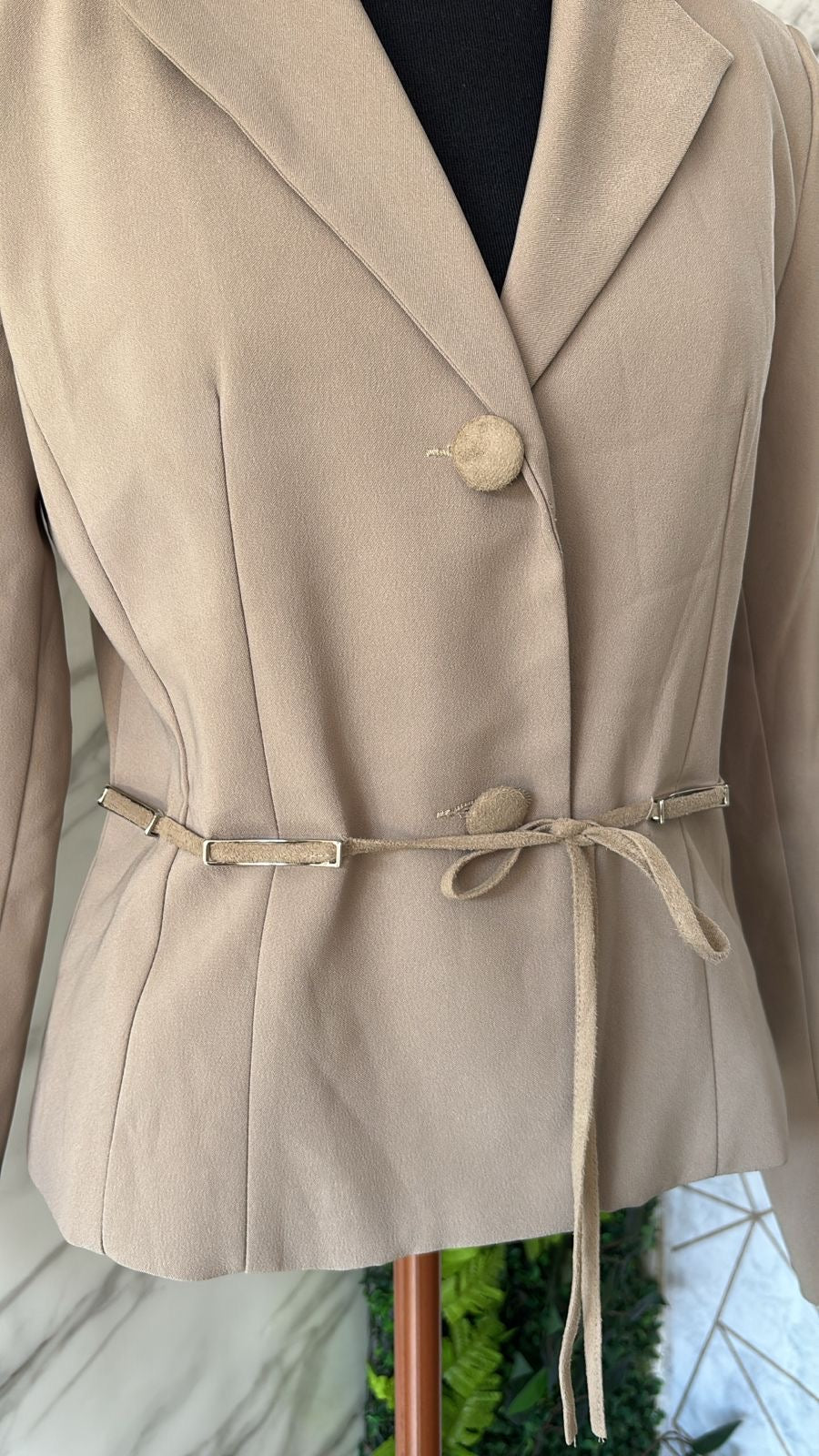 Blazer bege forrado com detalhes de amarrar curto