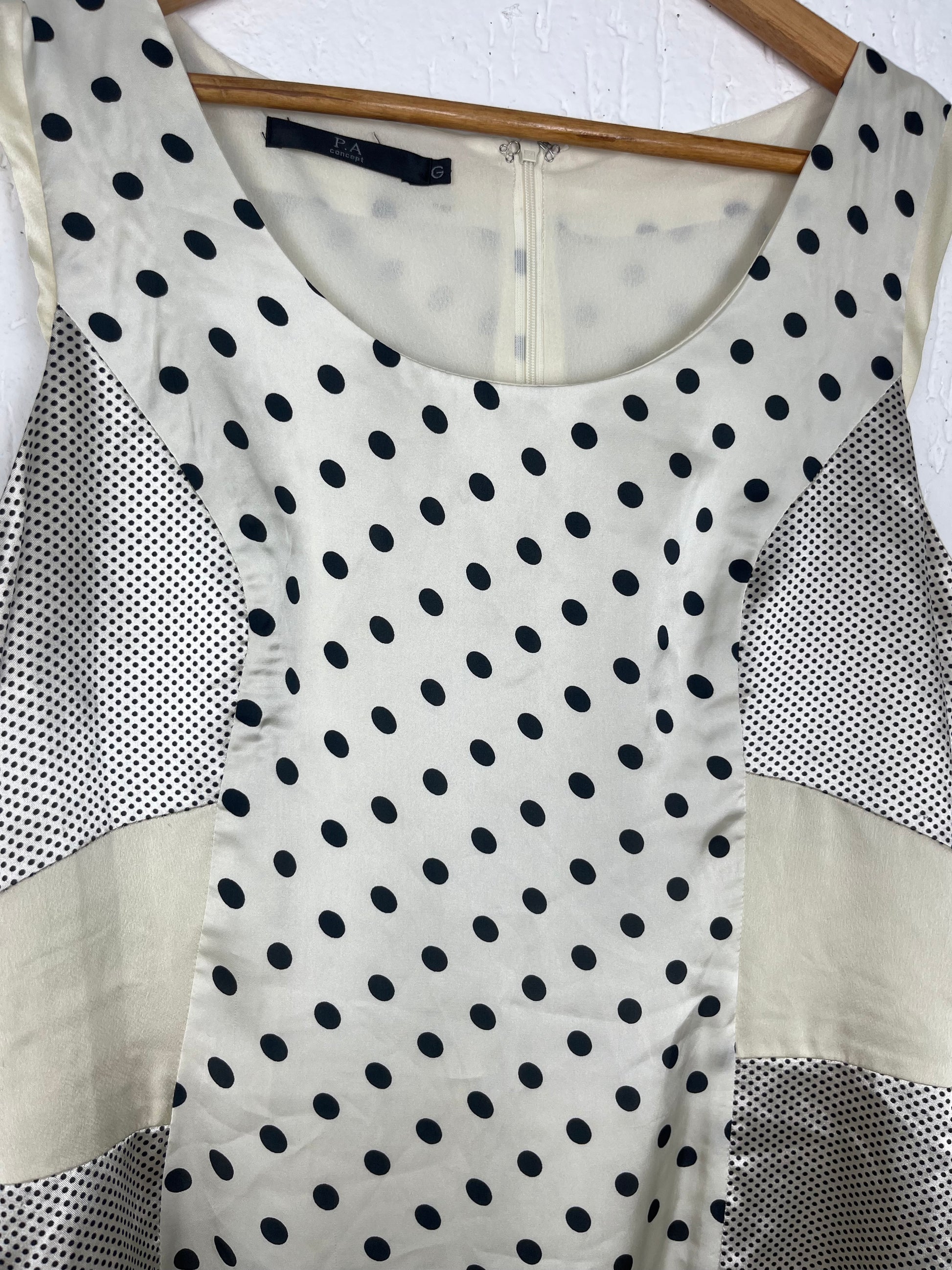 Vestido Tubinho P.A Concept com Recortes e Estampa Poá