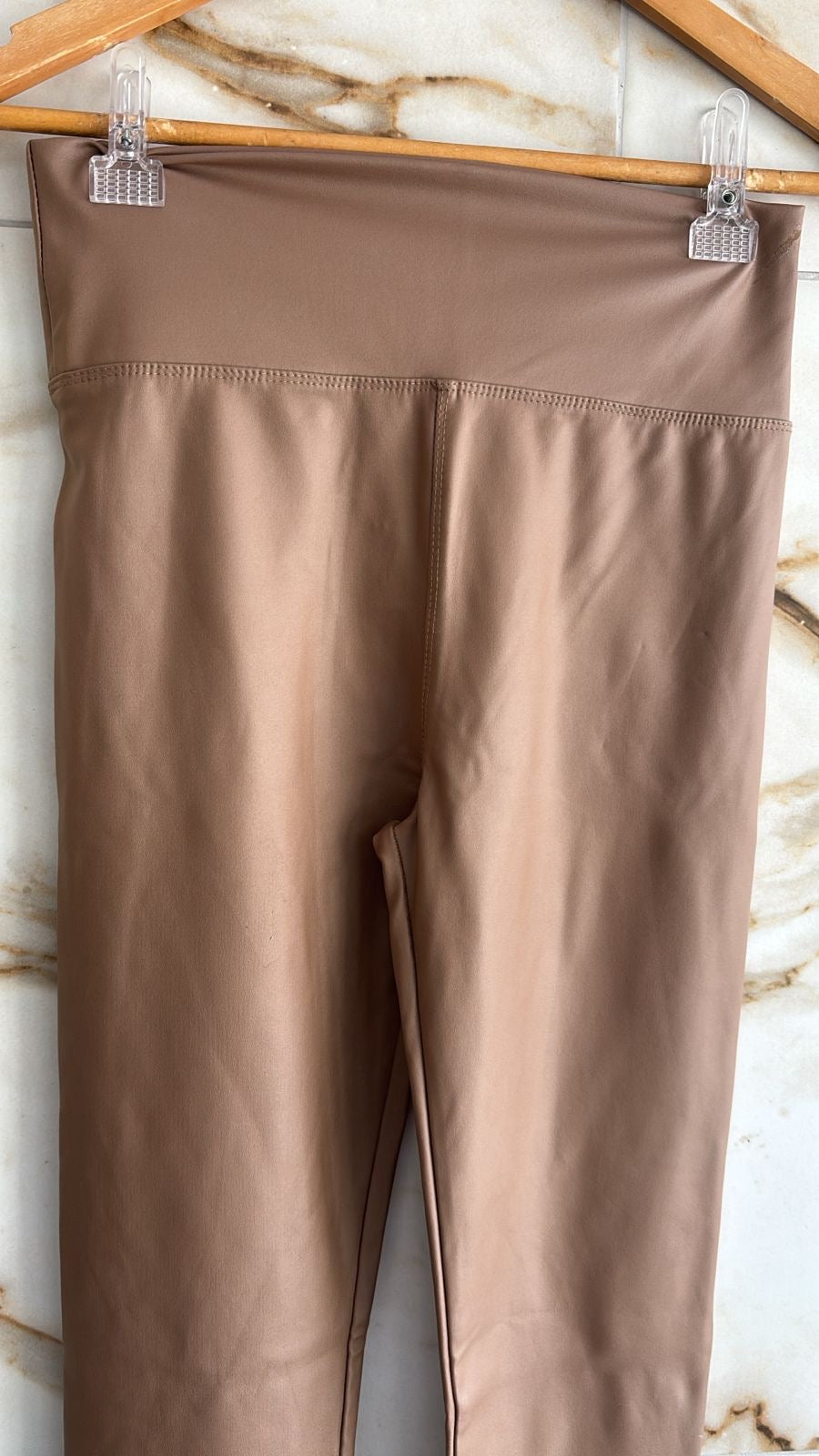 Calça leggings em cirré dourada