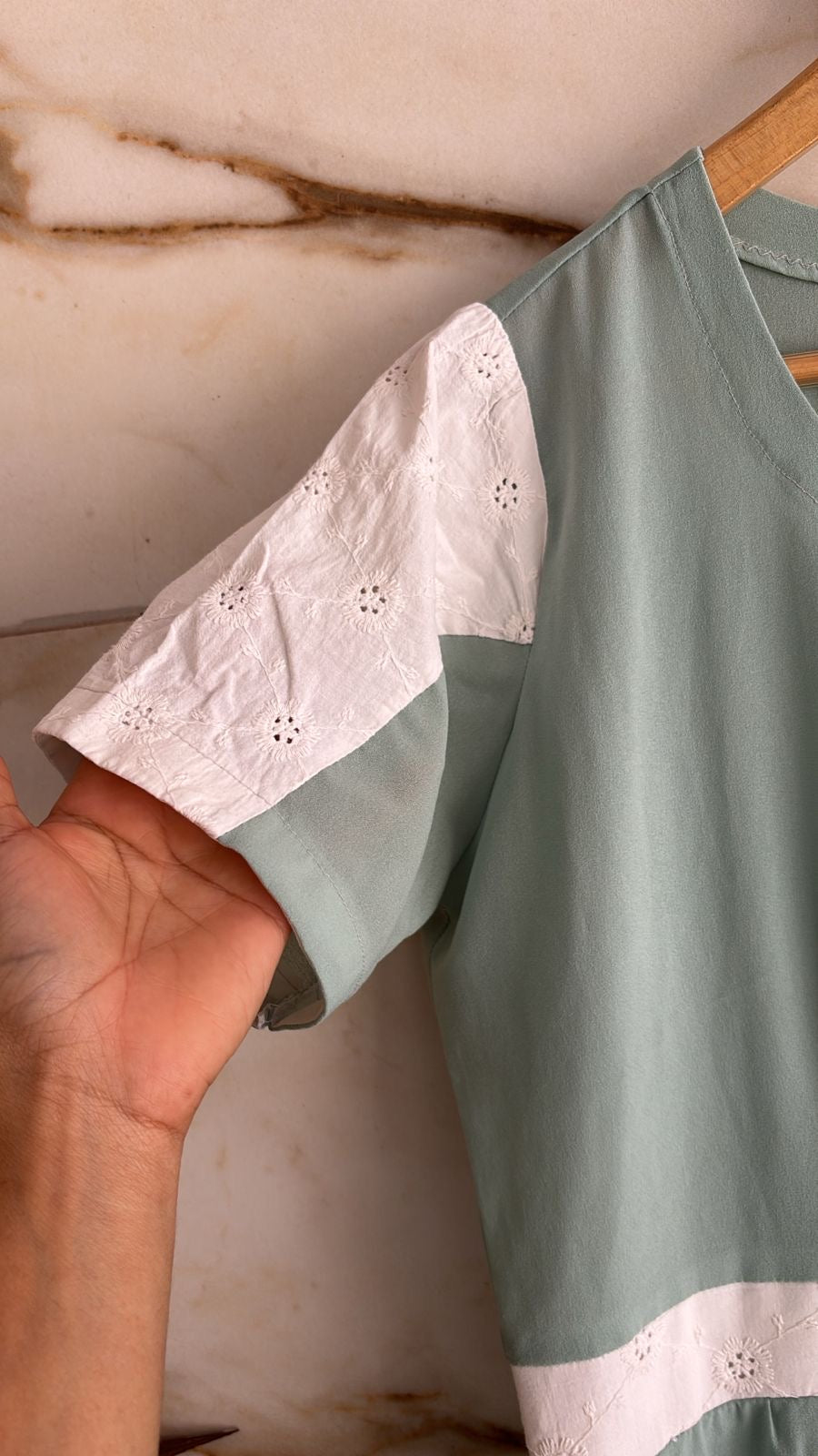 Vestido mide detalhe em lesie