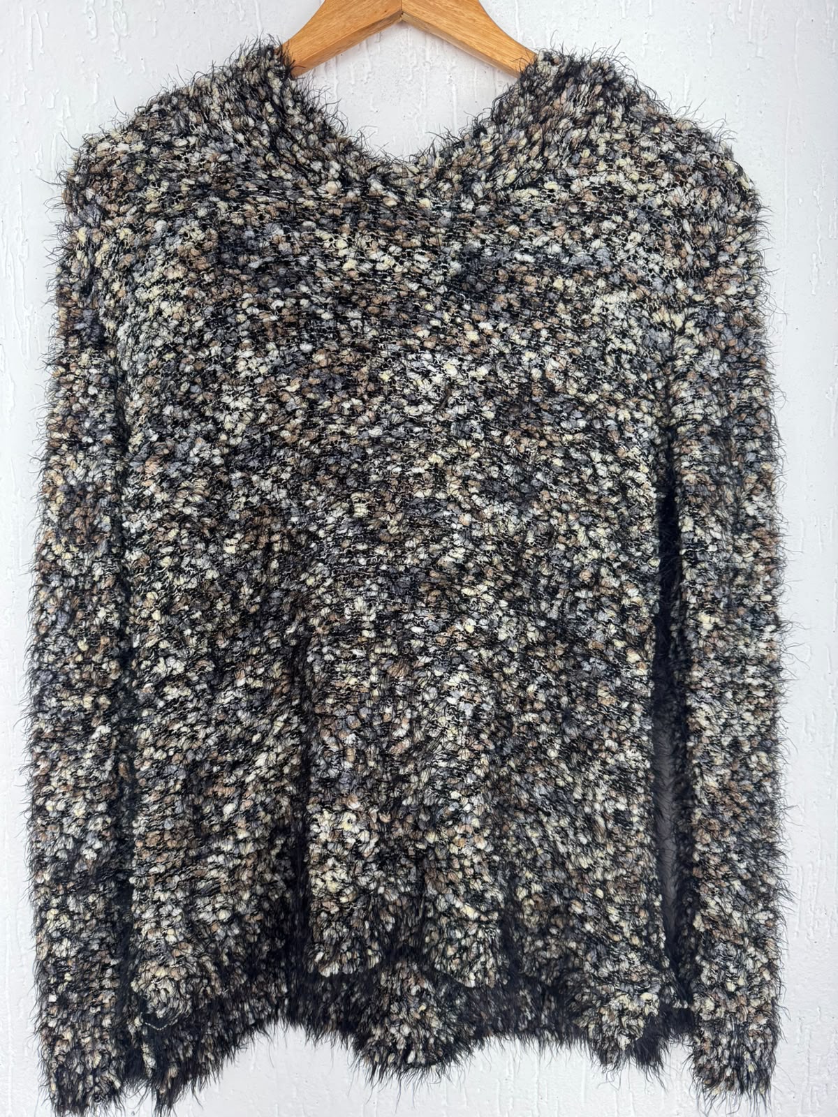 Blusa de Frio em Tricô Bouclé com Capuz Tamanho G/GG