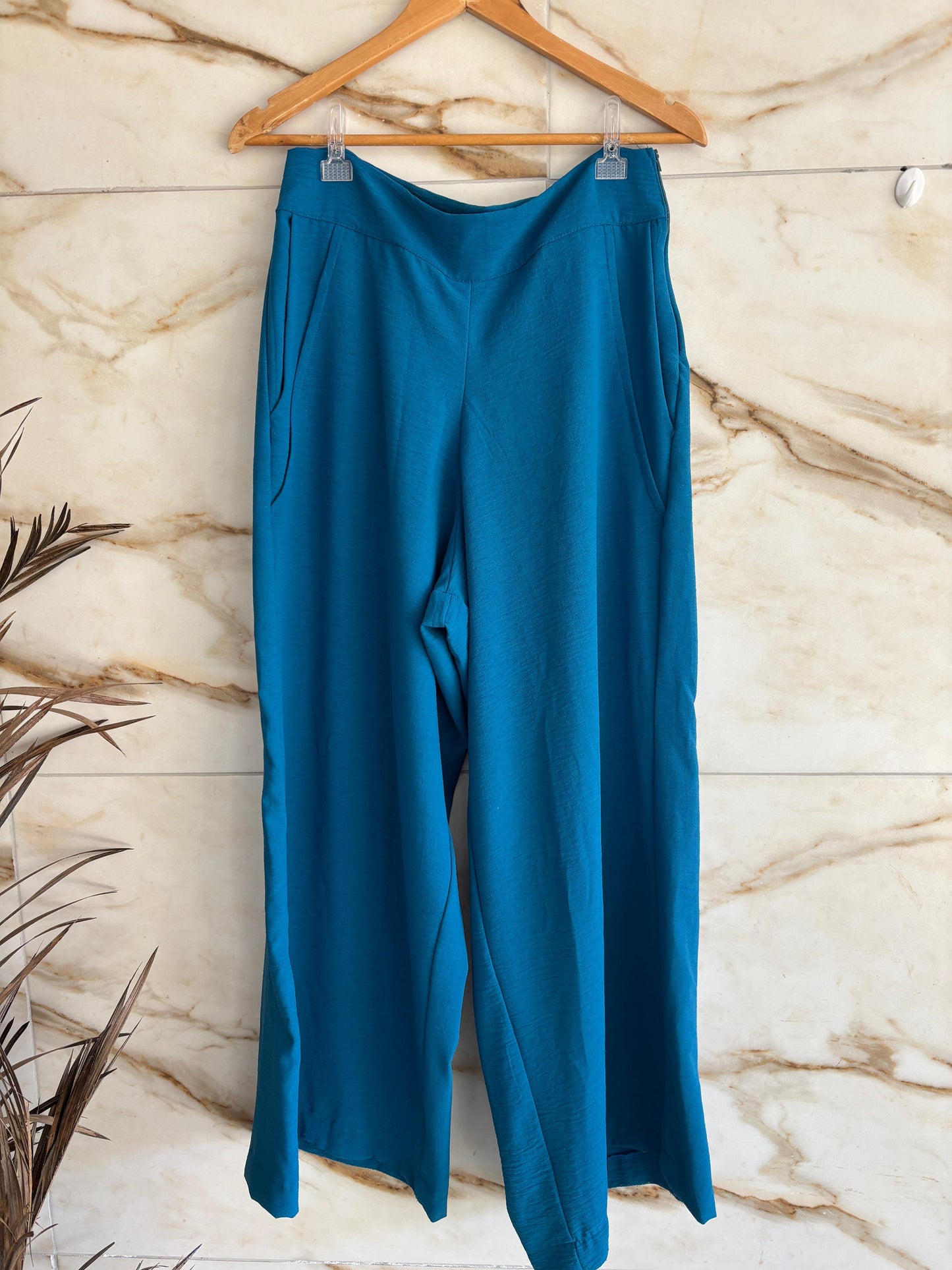 Calça pantalona verde tecido dunna forrada