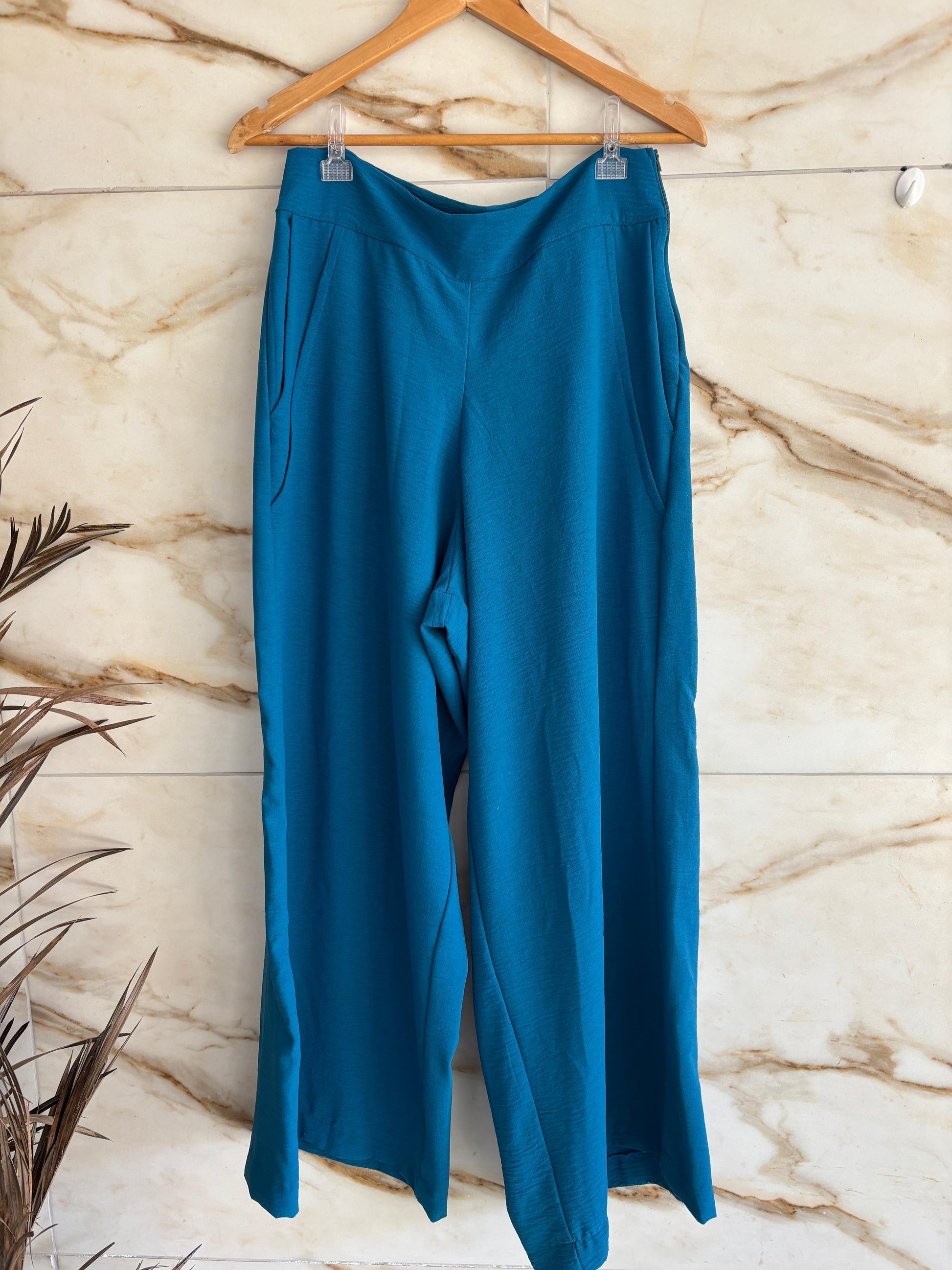 Calça pantalona verde tecido dunna forrada