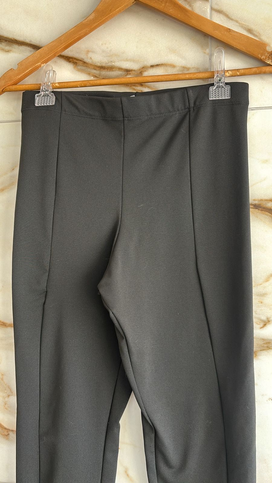Calça leggings preta pelúciaada abertura perna
