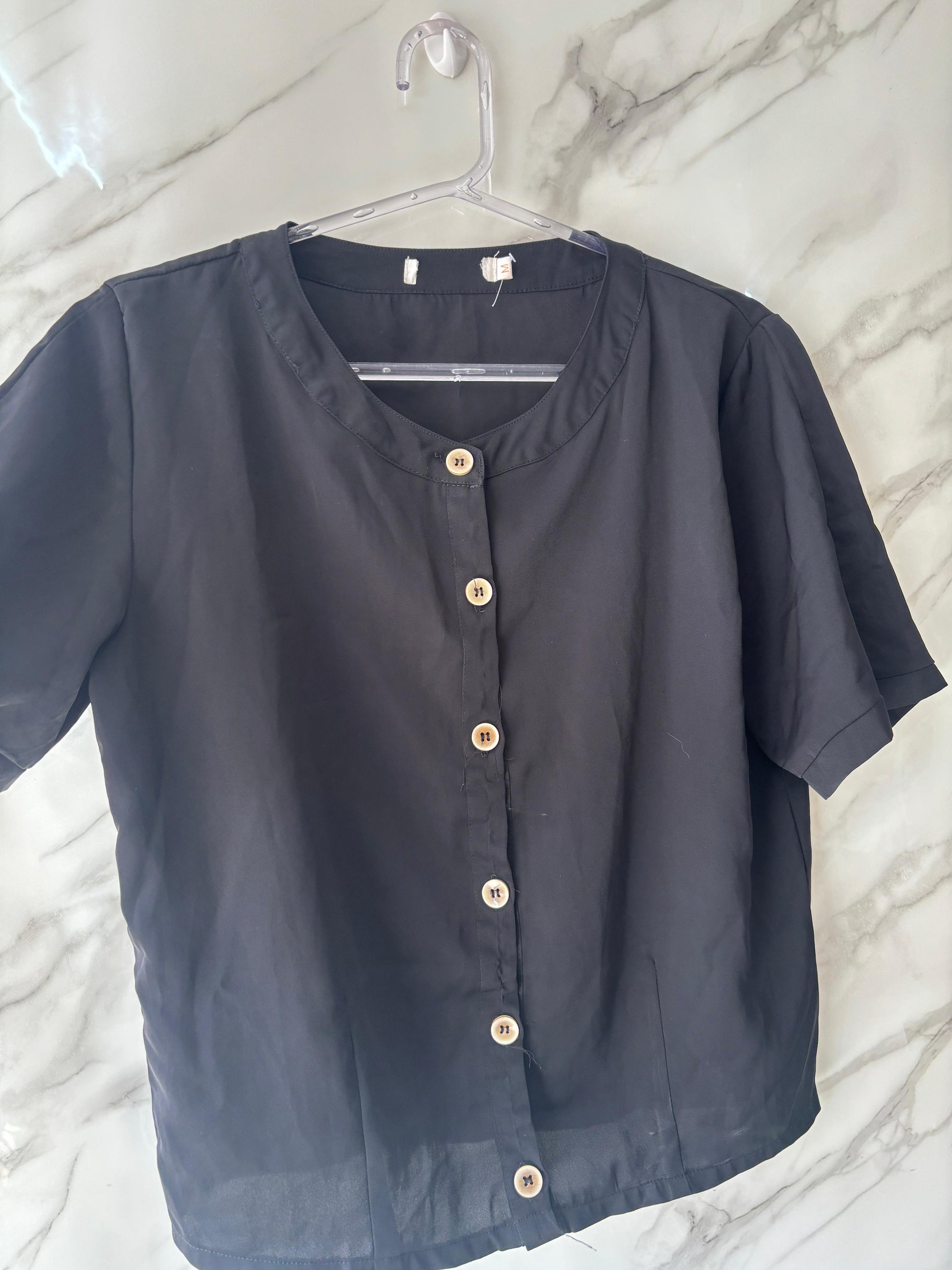 Blusa Estilo Cropped Preta com Botões Dourados – Manga Curta com Amarração