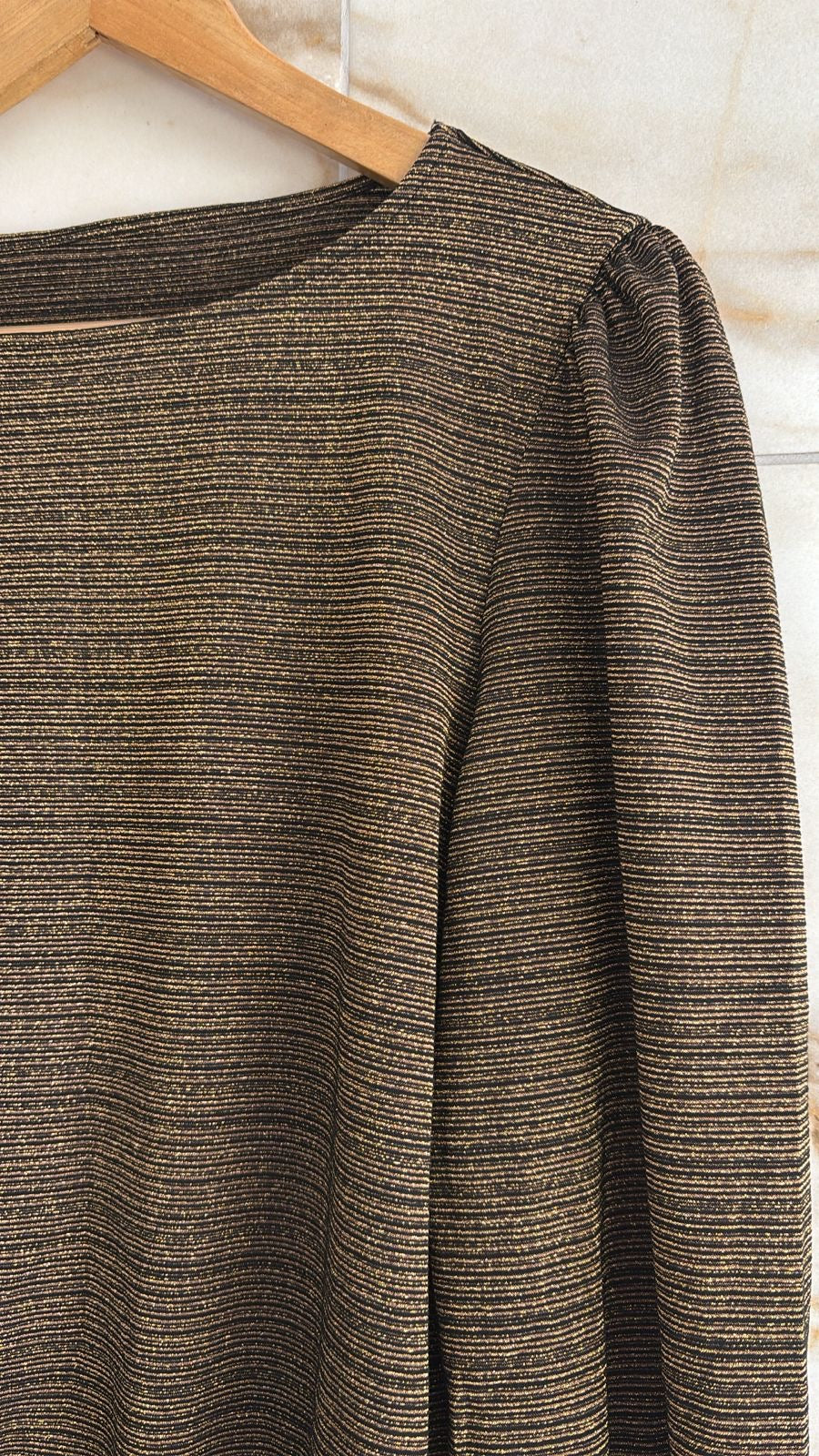 Blusa em lurex dourado elástico na cintura e braços