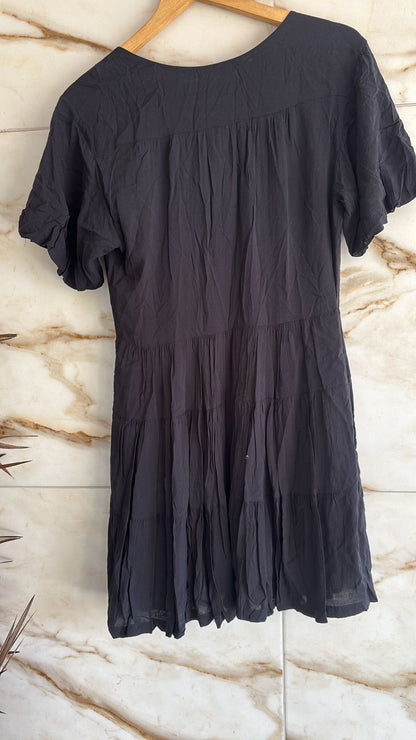 Vestido curto preto manga princesa