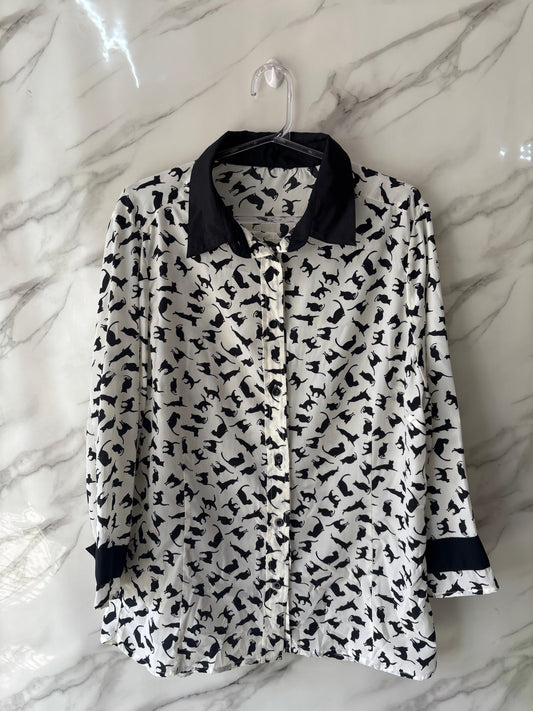 Camisa Branca Estampa Gatinhos Pretos – Gola e Punho Pretos