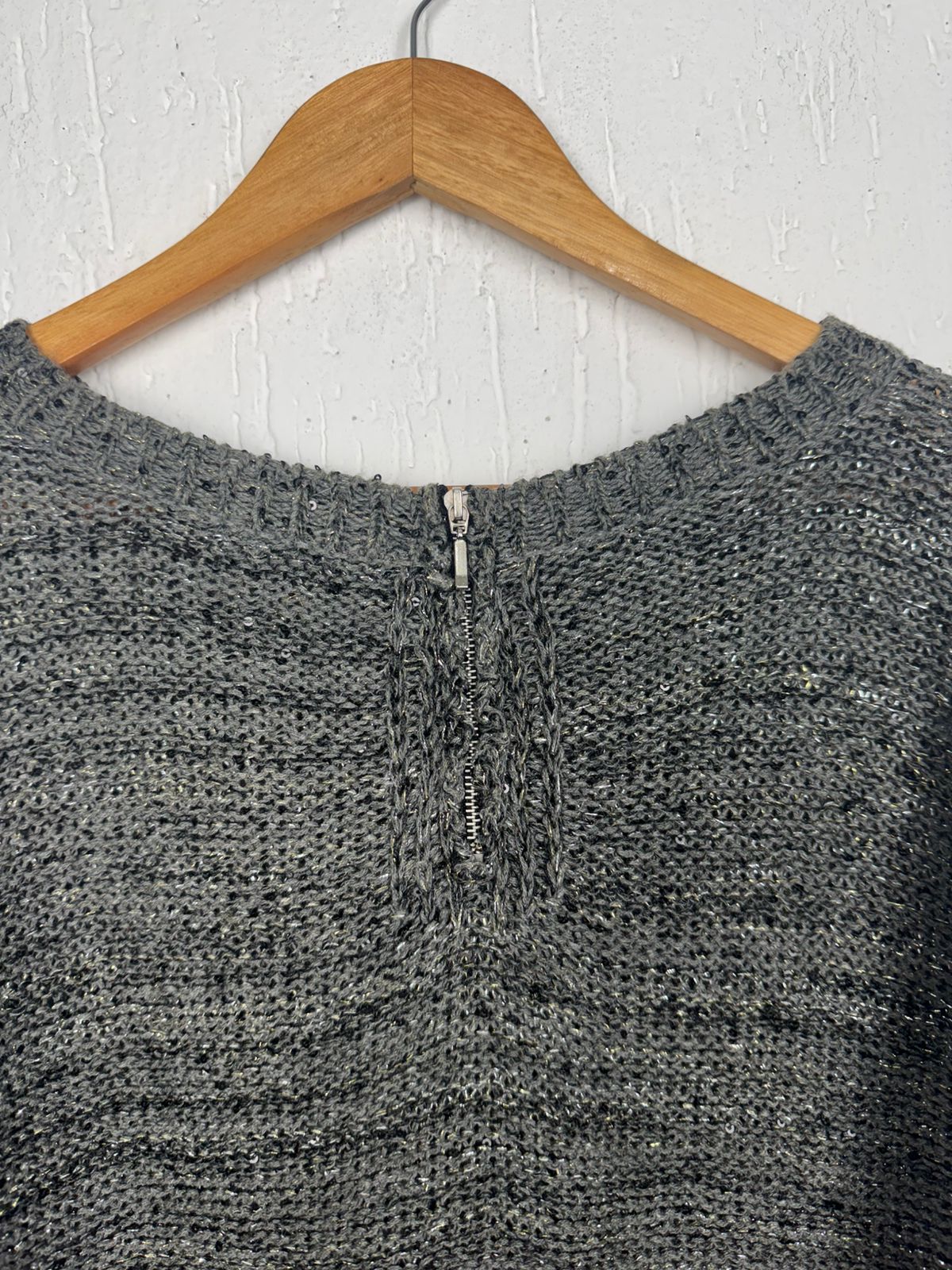 Blusa de Tricô Texturizado com Brilho e Zíper – Grafite Tamanho  GG