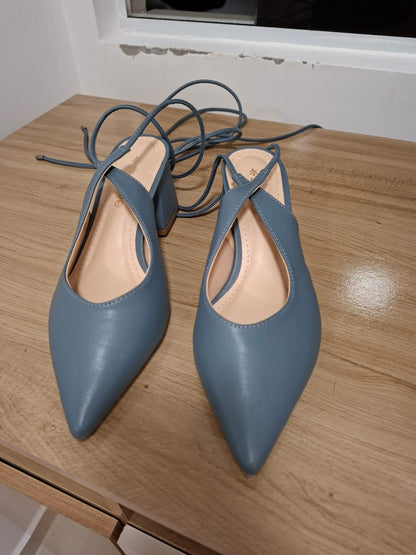 Sapato feminino na cor cinza, número 36, com cordas para amarrar, salto quadrado, novo( nunca usado), lindíssimo!!!