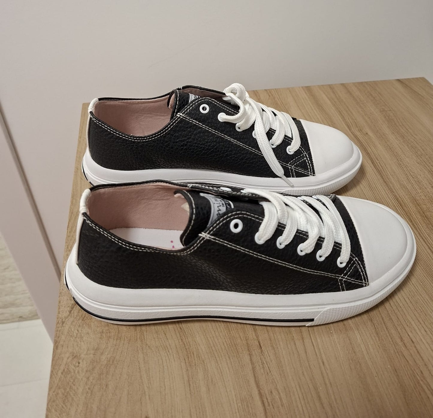 Tênis feminino preto e branco, número 36, super macio e confortável, novo( nunca usado)
