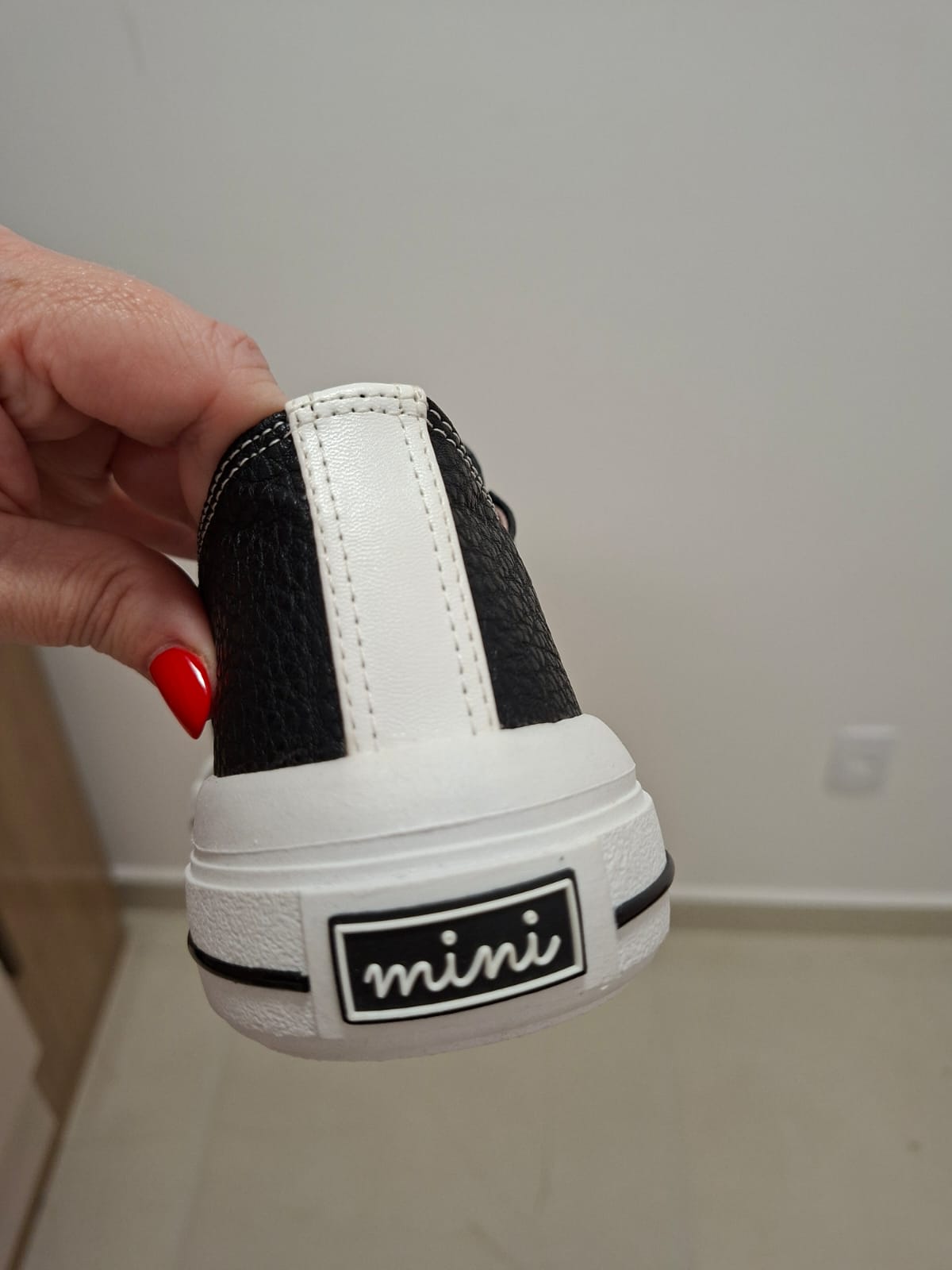 Tênis feminino preto e branco, número 36, super macio e confortável, novo( nunca usado)