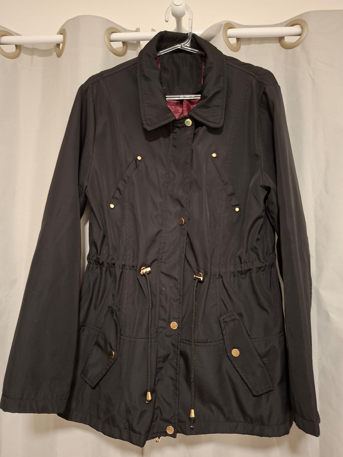 Casaco parka preto, no tamanho GG, tecido impermeável, forrado, com bolsos, fechamento com zíper interno e botões, em excelente estado!!!