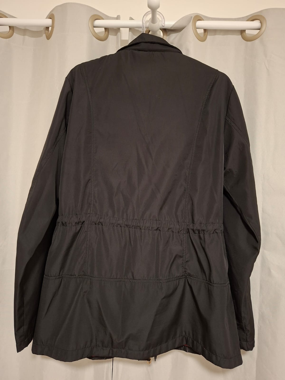 Casaco parka preto, no tamanho GG, tecido impermeável, forrado, com bolsos, fechamento com zíper interno e botões, em excelente estado!!!