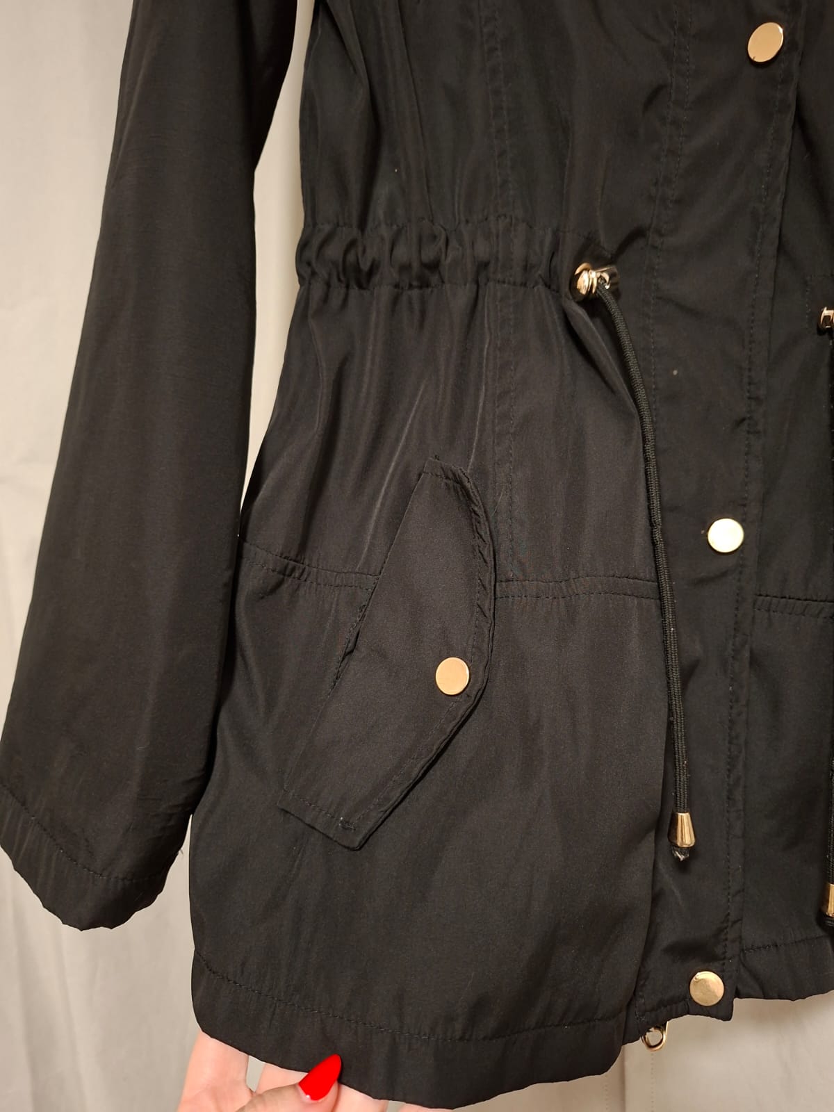 Casaco parka preto, no tamanho GG, tecido impermeável, forrado, com bolsos, fechamento com zíper interno e botões, em excelente estado!!!