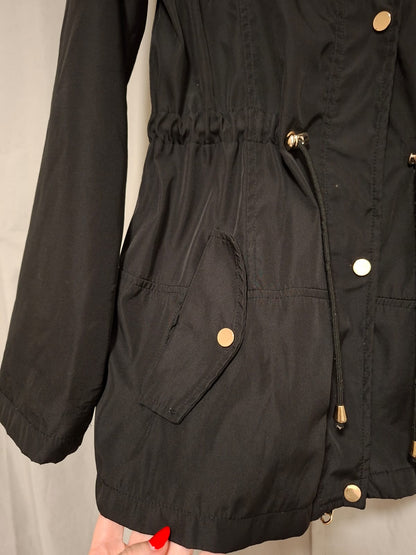 Casaco parka preto, no tamanho GG, tecido impermeável, forrado, com bolsos, fechamento com zíper interno e botões, em excelente estado!!!