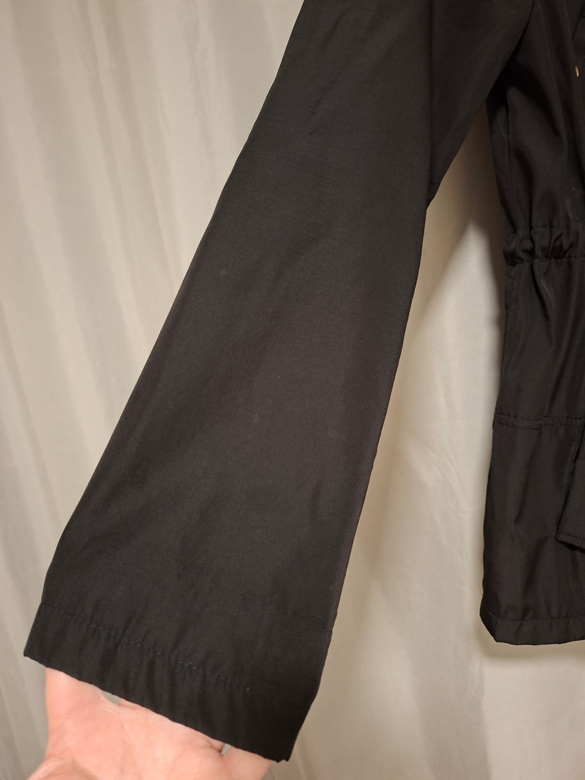 Casaco parka preto, no tamanho GG, tecido impermeável, forrado, com bolsos, fechamento com zíper interno e botões, em excelente estado!!!